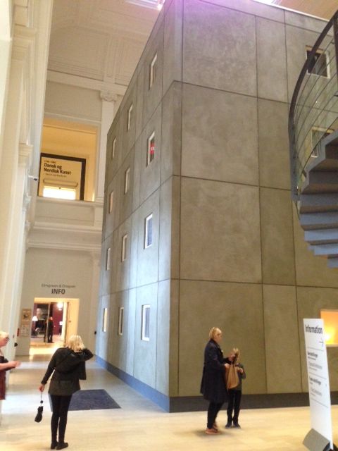 Elmgreen & Dragsets største installation viser en simpel etageejendom, nærmest et østtysk plattenbau.