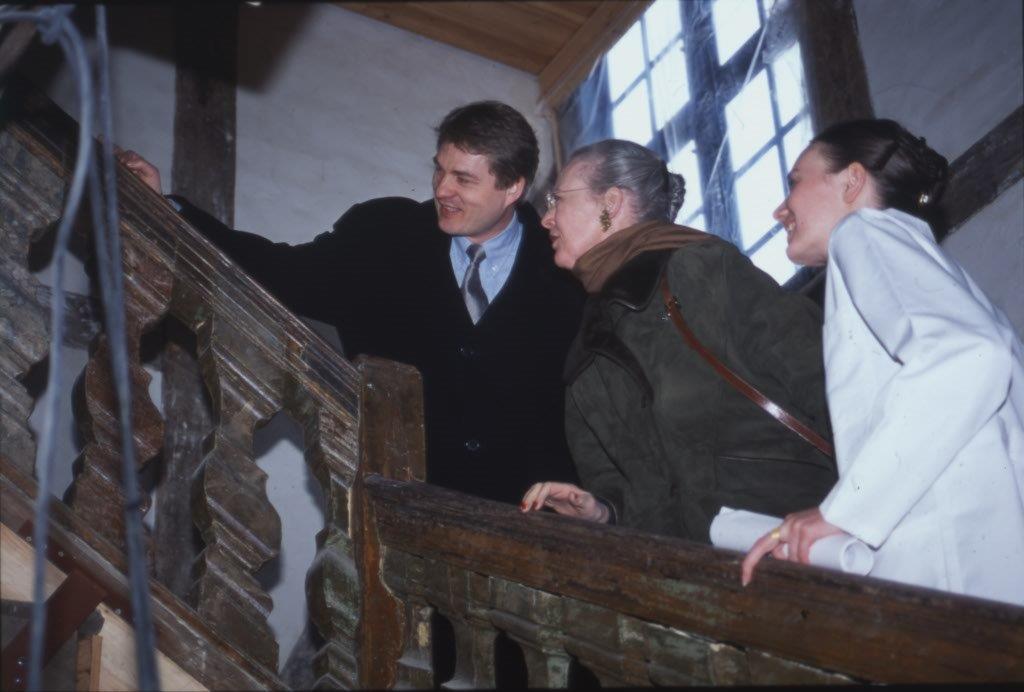 Dronningen er en meget opmærksom og vidende museumsgæst. Her fotos fra et privat besøg i foråret 2002, hvor majestæten studerede farvelagene på Møntmestergårdens baroktrappe. 