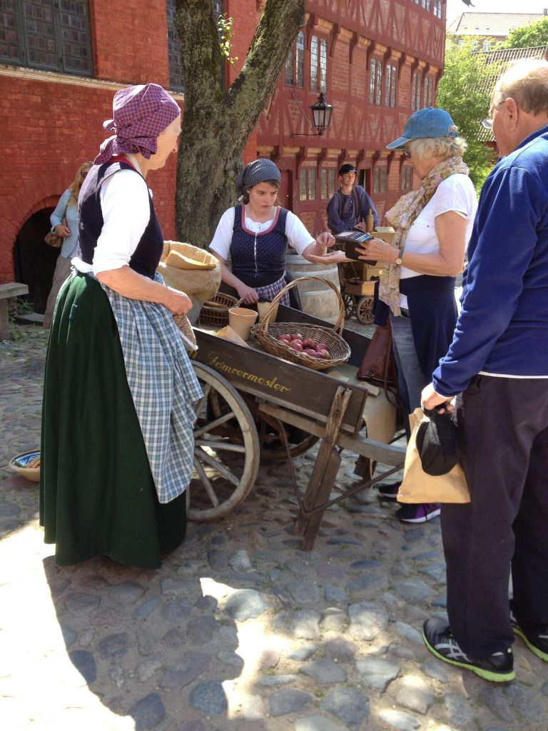 Tre unge mennesker solgte frugt til Den Gamle Bys gæster og lærte at overskride deres egne grænser.