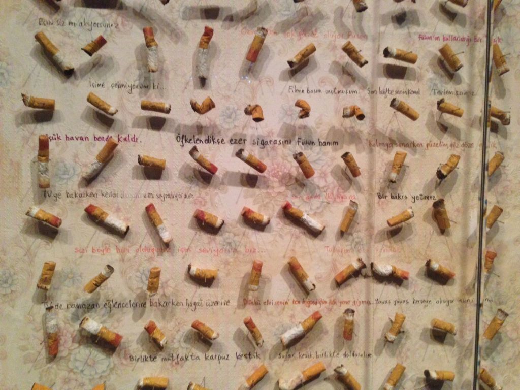 Ved hvert skod er noteret, hvor og hvornår den elskede har røget cigaretten.