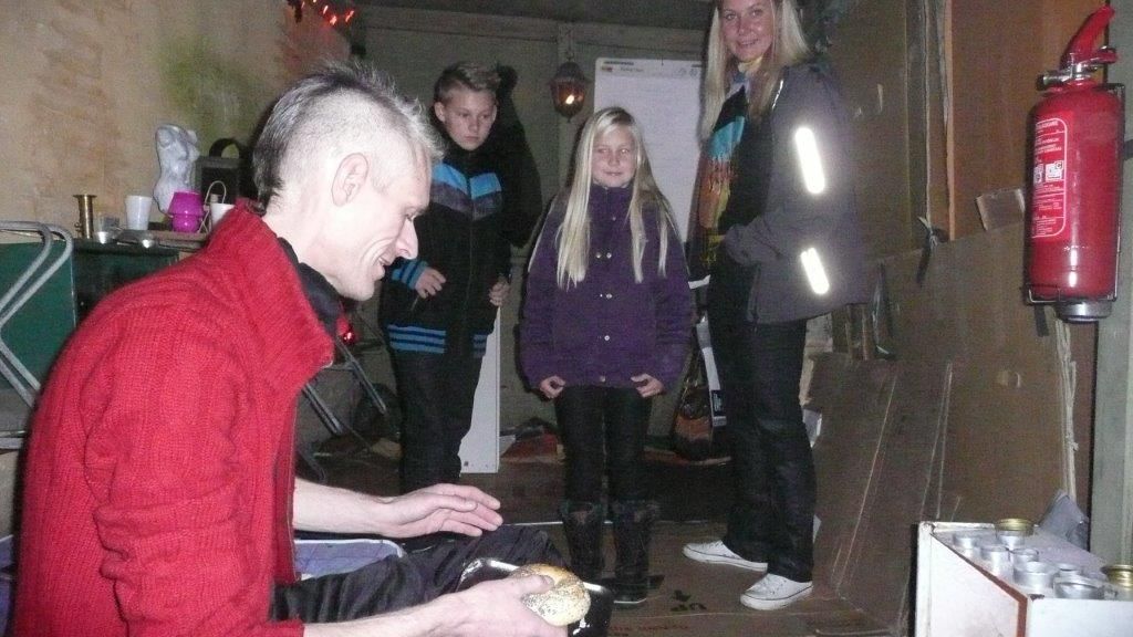 Den hjemløse Ulrik Szkobel, som boede i Den Gamle By i efteråret 2012, fik besøg af mange, der ellers aldrig ville være faldet i snak med en hjemløs "ude i virkeligheden".