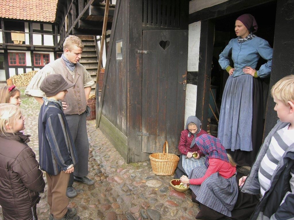 Børnearbejde, skældud og sommetider tæv er en del af "gamle dage", som ofte overses.