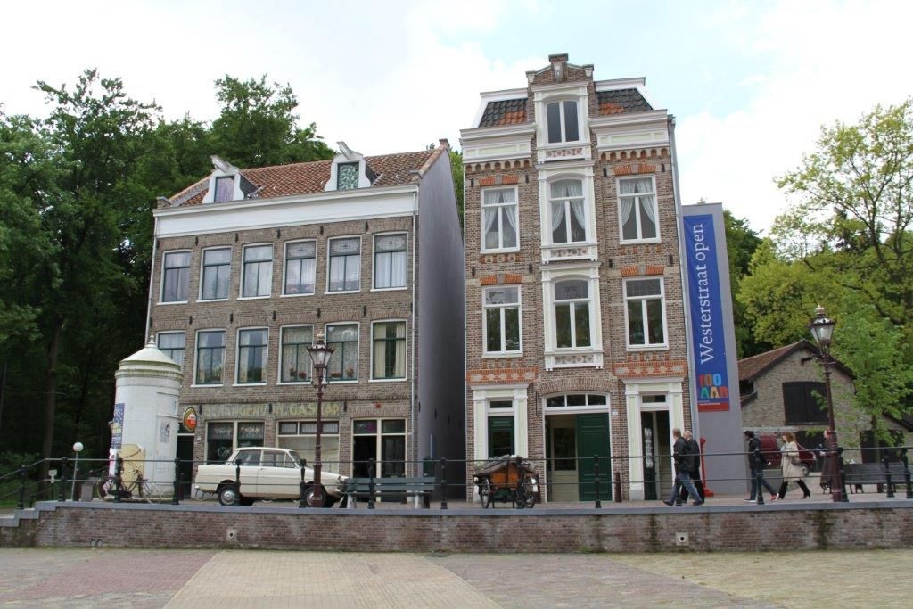 Nederlands Openluchtmuseums to ejendomme fra Westerstraat i Amsterdam står ligeså solitære som Elmgreen & Dragsets betonbygning i foyeren på SMK.