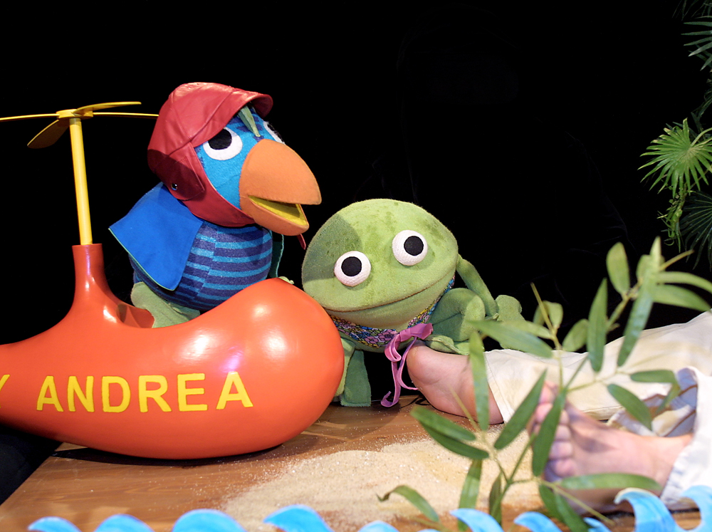 Titusinder af børn, unge og voksne kender frøen Kaj og papegøjen Andrea. De kan nu ses i Den Gamle By. 