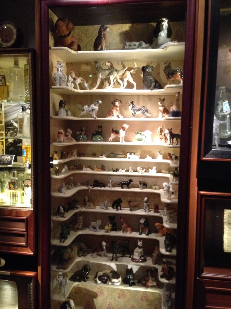 I romanen er fortælleren Kemal nærmest besat af at eje ting, som den elskede Füsün har ejet eller været i nærheden af. Således også de hunde, der stod til pynt ovenpå radioen og senere fjernsnet i hendes hjem. Gennem flere år stjal han den ene hund efter den anden, som her er udstillet i montren, der referer til kapitel 65: Hundene.