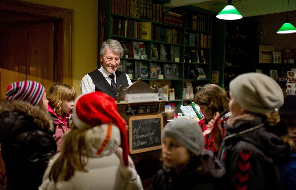 I Den Gamle Bys boghandel yder ekspedienten samme service til alle.