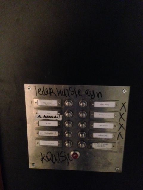 Også dørtelefonen minder om en virkelig dørtelefon.