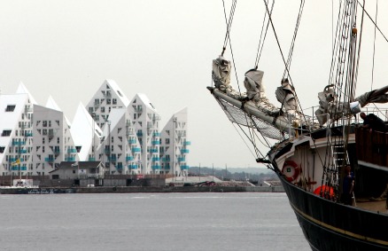 I 2013 gæstede Tall Ships Race Aarhus, i 2014 var det Esbjerg og i 2015 er Aalborg vært. Skibene kommer på besøg og kort tid efter sejler de videre til næste destination.