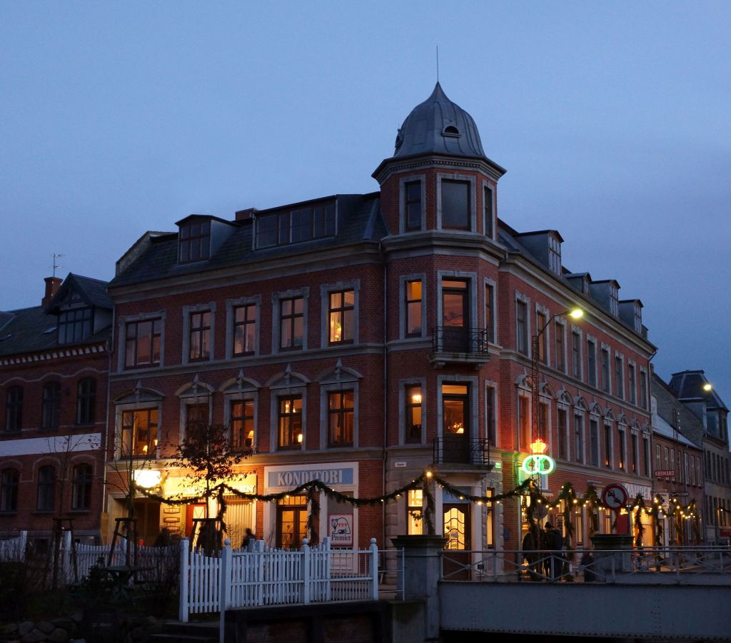 Det statstilskud, som i 2008 blev bevilget til Den Gamle By, skal anvendes til drift og vedligeholdelse af den nye Den Gamle By, som er skabt siden 2007, og som viser Danmark i 1960erne og 70erne med afsæt i året 1974.