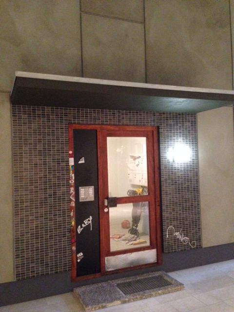 Indgangspartiet er præget af nedslidning og virkelighed.