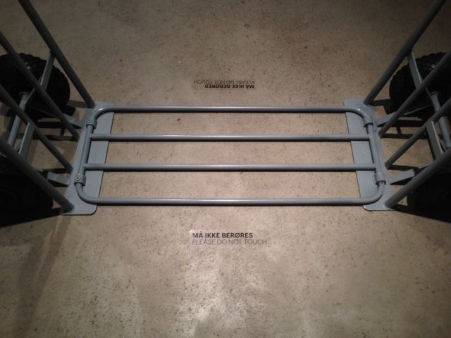 Her var problemet imidlertid til at overse, idet sækkevognen var ledsaget af den kendte tekst "Må ikke berøres/ Please do not touch". Og så var der jo ingen tvivl: Det er et kunstværk!