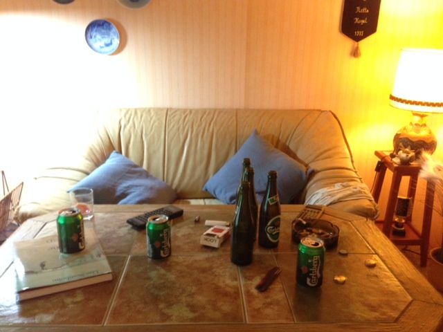 Og når man kigger ind ad vinduerne, ser man ind i lejligheder, der ligner virkelige lejligheder.