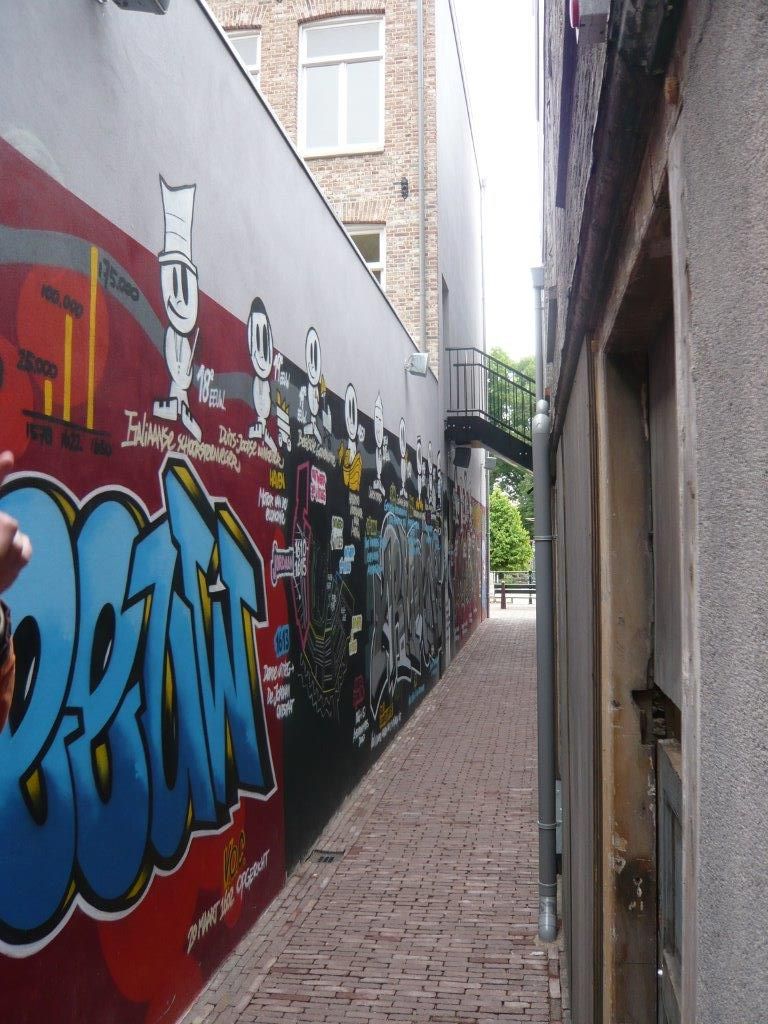 I baggården er der graffiti og det virker nedslidt, som i så mange brokvarterer. 