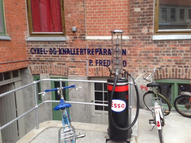 I en af baggårdene ligger der et knallert- og cykelværksted.