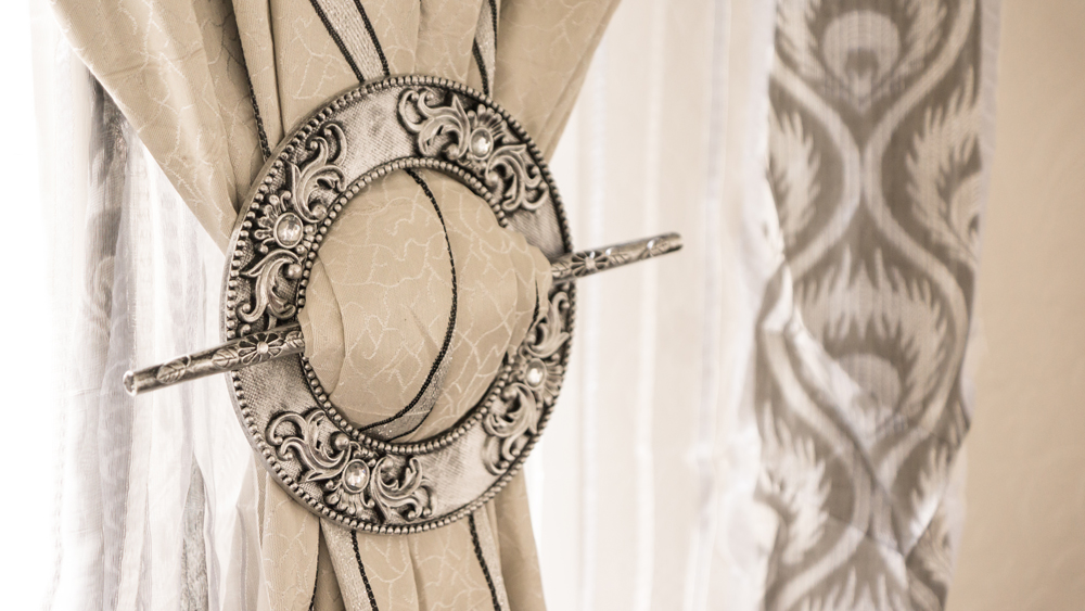 Gardinerne er hjemmets dekorative og matchede element. Farvestrålende og i flere lag omkranser de husets vinduer. Sirligt sat op – og i stuen måske samlet med store metalfarvede ringspænder. Gardinerne skiftes jævnligt – alt efter årstiden og højtiderne. Når der er gæster, trækker man dem ofte for, så man rigtig kan nyde disse tekstile udstyrsstykker.