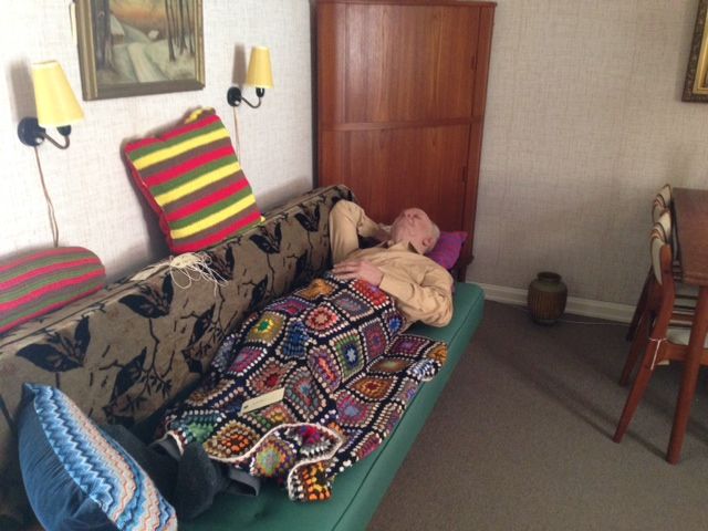 I pensionisternes lejlighed er der søndagsgudstjeneste og middagslur.