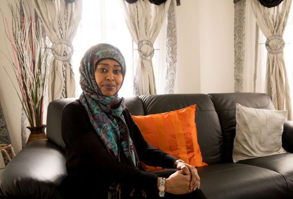 Deeqa Axmed Yusuf fortæller, at familierne samles i stuen, og sammen ser de fredags underholdning som X factor. Børnene ser Ramasjang og Kender du typen er også god underholdning.