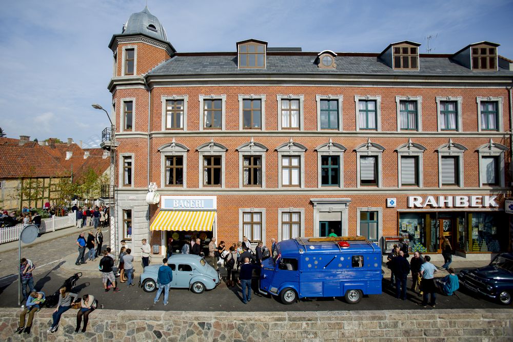 Året rundt er der meget at opleve i Den Gamle By. Her det moderne bykvarter med udstilling af biler fra 1960erne og 70erne.