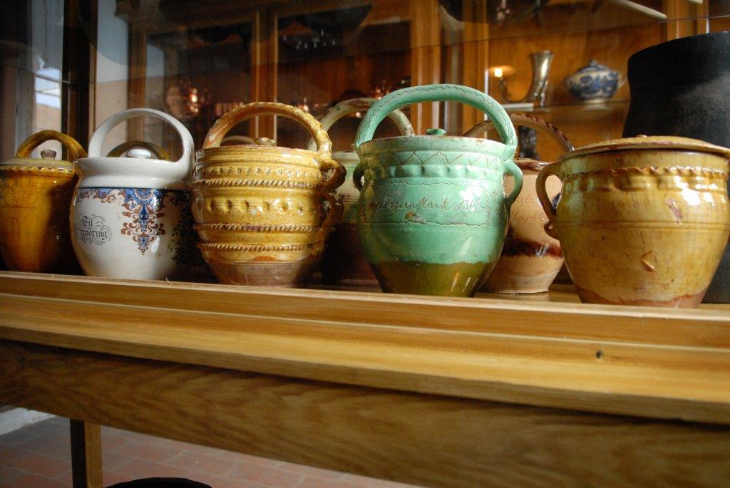 Gamle ting i montrer af glas, som her i Den Gamle Bys Musæum anno 1927, er et billede den klassiske form for museum.