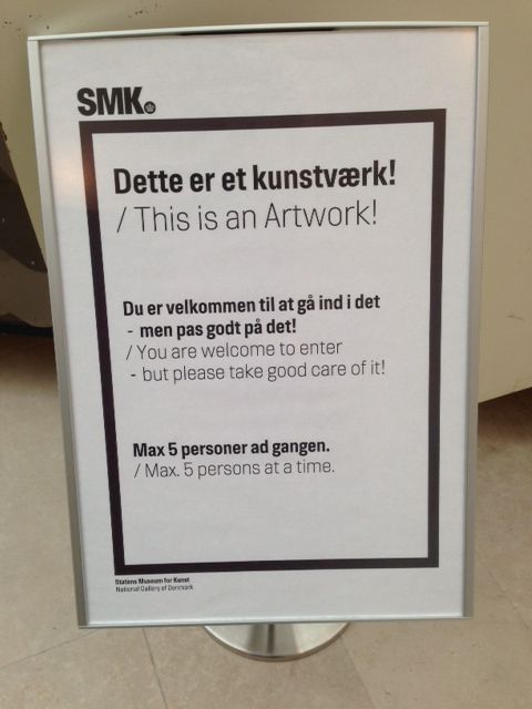 Det var rigtigt dejligt, for denne gang var der overhovedet ingen tvivl, idet teksten foran indgangen til campingvognen oplyste: "Dette er et kunstværk".