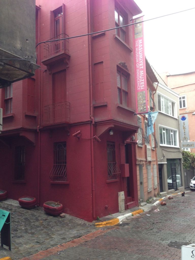 Uskyldens Museum ligger i et ydmygt kvarter i gaden Cukucuma på nordsiden af Istanbuls gyldne horn.