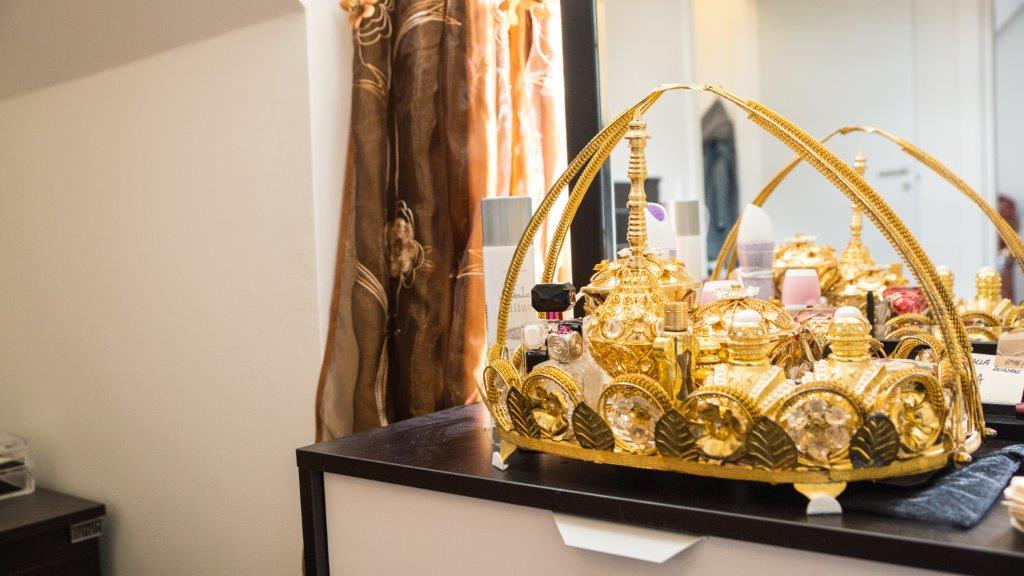 Soveværelsets pryd er en forgyldt bakke med smukke flakoner, der indeholder krydrede dufte af forskellig slags. En ren parfumens platmenage, der ofte er en gave i forbindelse med bryllup. 