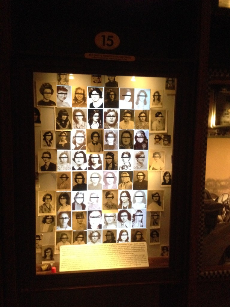 Når en ugift kvinde under 18 år havde været i seng med en mand, hændte det, at pigens fader trak manden i retten. Disse sager blev ofte omtalt i pressen, som så bragte en billede af pigen med et sort bånd, som skjulte hendes øjne og identitet. Montren refererer til klpitel 15: Et par ubehagelige antropologiske sandheder.