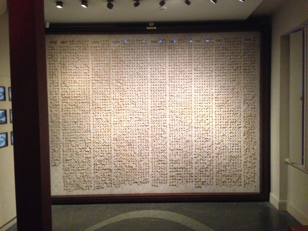 Museets stueetage domineres af en stor vægmontre med 4213 cigaretskod.