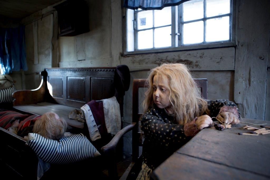 Den lille pige arbejder, mens den fordrukne far sover rusen ud.